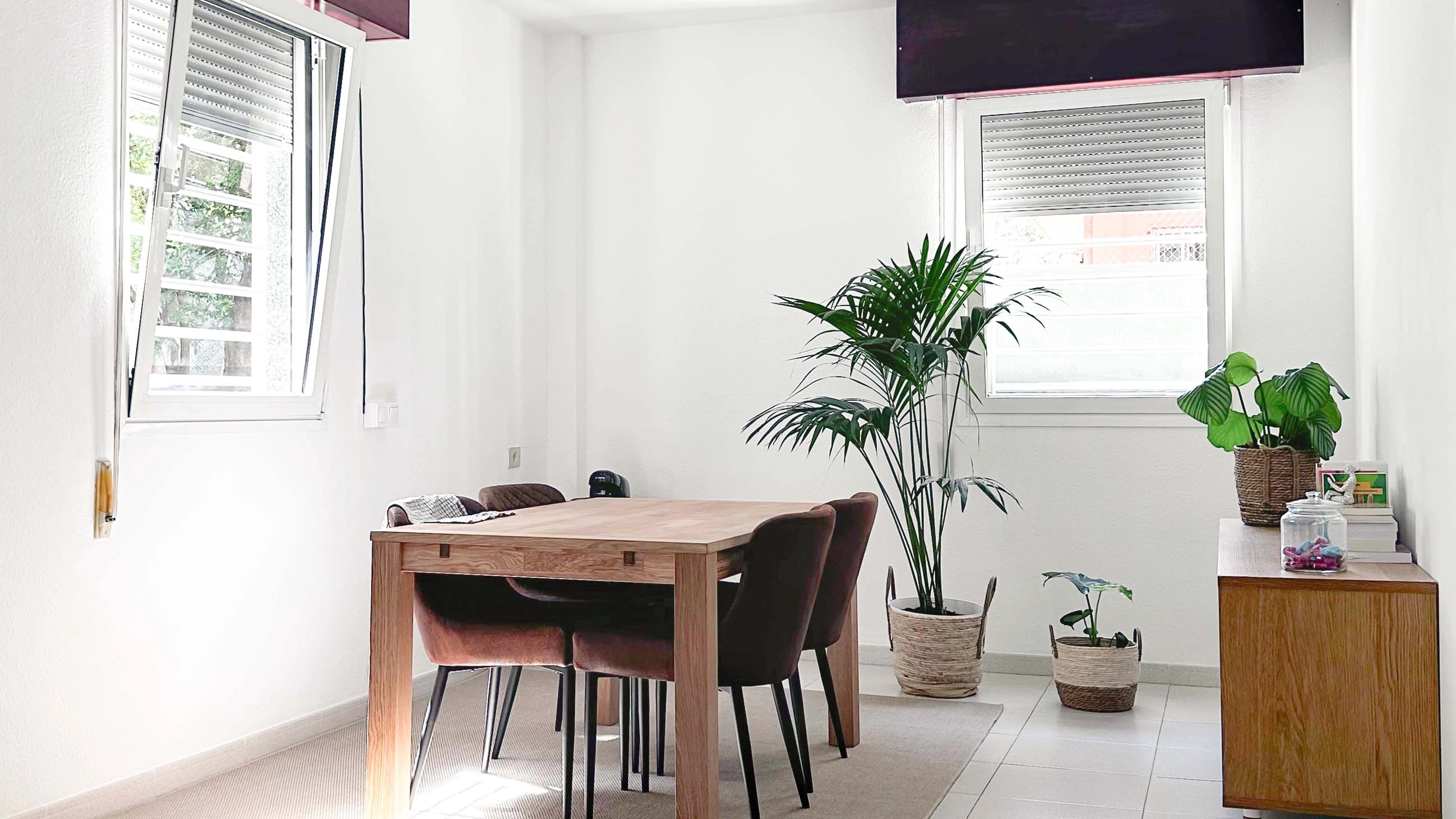 Sala de terapia principal con sillones cómodos y luz natural - Espacio de consulta psicológica