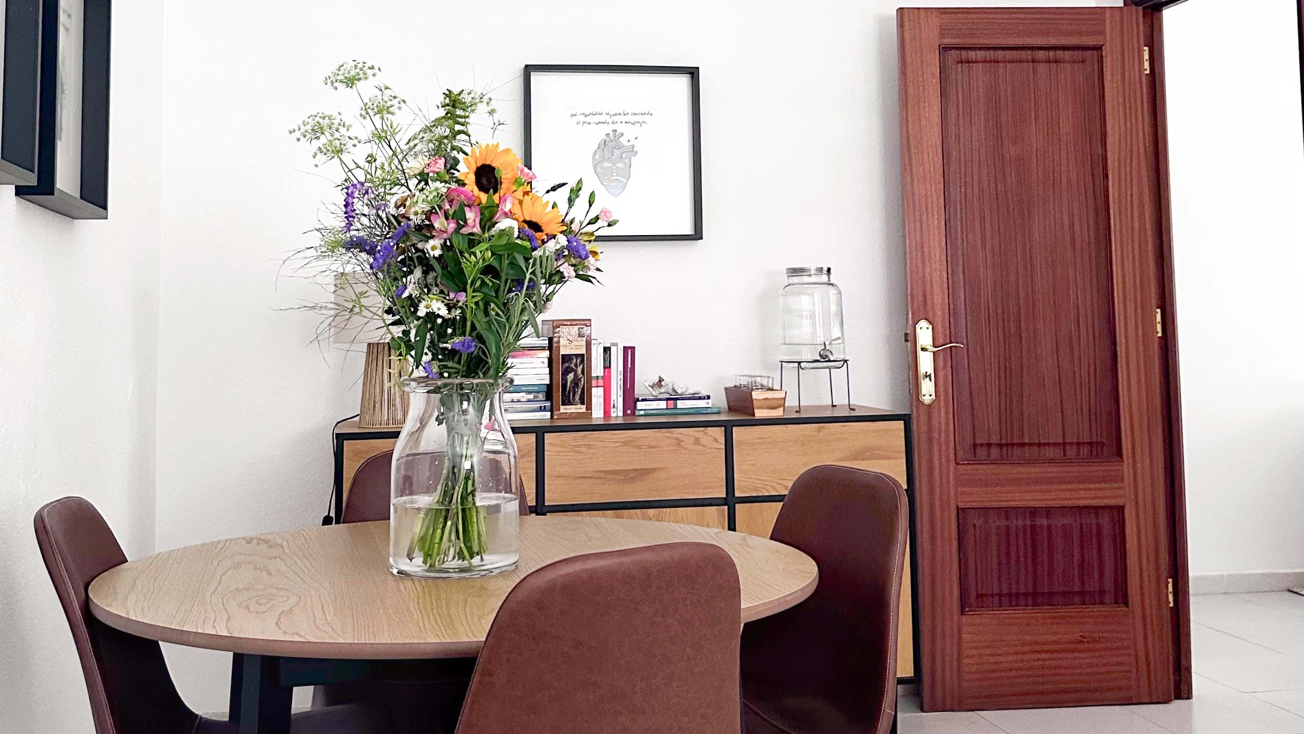 Zona de recepción del centro - Ambiente acogedor y profesional para recibir a los pacientes